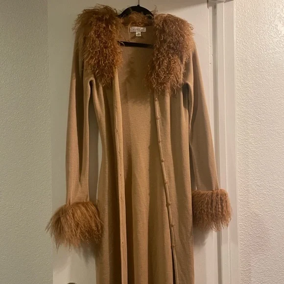 Vionni Tan Cardigan with genuine Mongolian Fur (detachable fur) - Picture 7 of 8